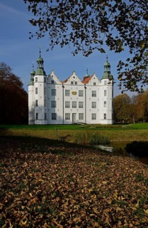 Europe, Germany, Schleswig-Holstein, Ahrensburg, moated castle Ahrensburg, autumn, front facade,