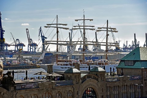 Europe, Germany, Hanseatic City of Hamburg, At the St. Pauli Landungsbrücken, Elbe, access to