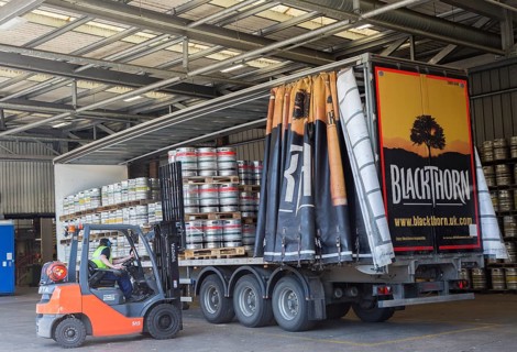 Forklift loading barrels onto trailer, Showerings cider mill, Shepton Mallet, Somerset, England, UK