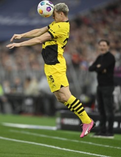 Julian Ryerson Borussia Dortmund BVB (26) Action on the ball, German Classico FC Bayern Munich FCB