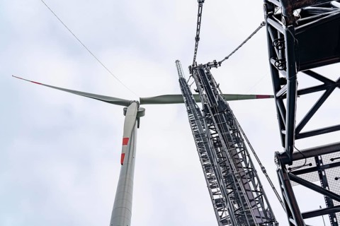 Erection of a wind turbine, wind energy plant, assembly of the third blade, with a crawler lattice