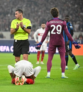 Referee Referee Rade Obrenovic (SVN) Gesture Gesture only ball played, no foul, goalkeeper Marco