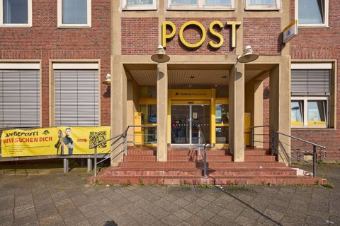 Former post office, entrance area with stairs, door and lamps, Rathausplatz, Wilhelmshaven,