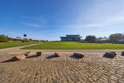 ICD International Congress Center Dresden, conference centre, lawn, footpath and cycle path, blue
