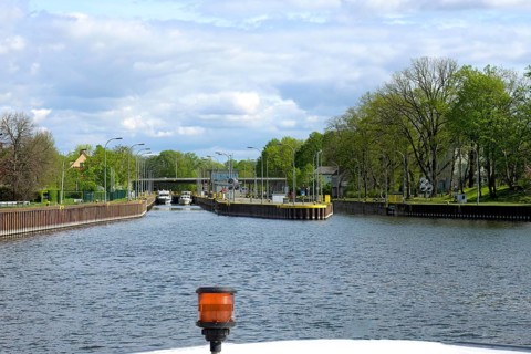 Boats leaving the Brandenburg sluice, Brandenburg, Germany, Europe