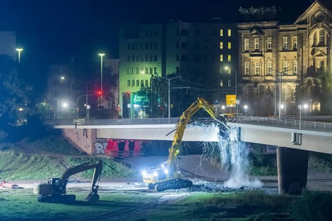In the early hours of the morning, a section of the Carola Bridge collapsed for unknown reasons.