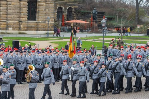 Public roll call of the Army Officers' School on Theatre Square: Bundeswehr honours and bids