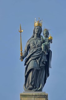 Madonna figure with golden crown, sceptre, baby Jesus, arm, hold, carry, free-standing, golden,