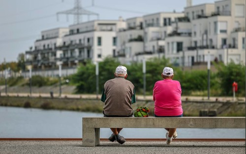 Gelsenkirchen, North Rhine-Westphalia, Germany, Senior citizens sitting on a park bench at the