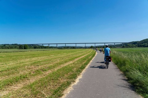 Cycle path in the Mendener Ruhrauen, view to the east towards Mintarder Ruhrtalbrücke, Mülheim an