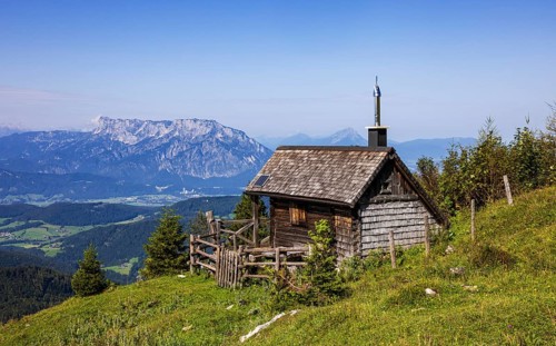 Hunting lodge on the Eibleckalm with Untersberg and Hagengebirge mountains, Osterhorn group,