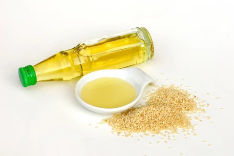 Sesameoil (Sesamum indicum) and white
