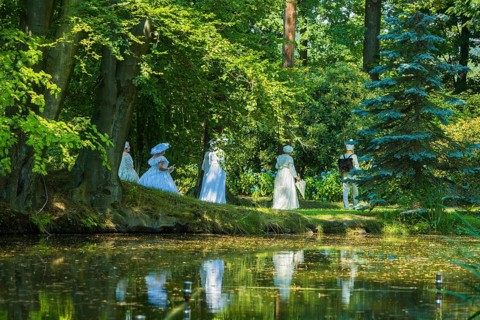 Picnic in white in the castle park of the baroque castle of Rammenau. On the idyllic meadow