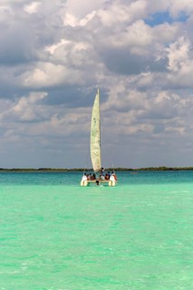 Sailing boat on clear turquoise water of Lake Bacalar, Bacalar, Quintana Roo, Yucatan Peninsula,