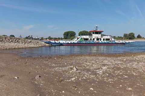 Rhine ferry at extremely low water in August 2022, water level 37 cm, Düsseldorf-Kaiserswerth,