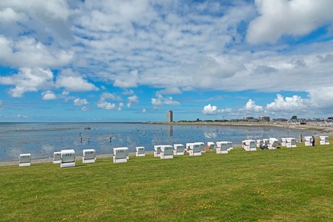 Beach chairs, green beach, high-rise building, Büsum, Schleswig-Holstein, Germany, Europe