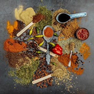 Spices, aniseed (Pimpinella anisum), black pepper (Piper nigrum), paprika (Capsicum), common thyme
