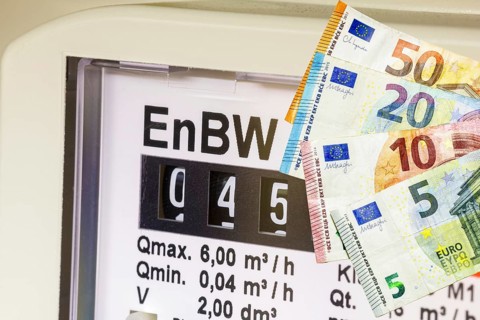 Gas meter, consumption meter, natural gas, rising gas prices, banknotes, EnBW, Germany, Europe