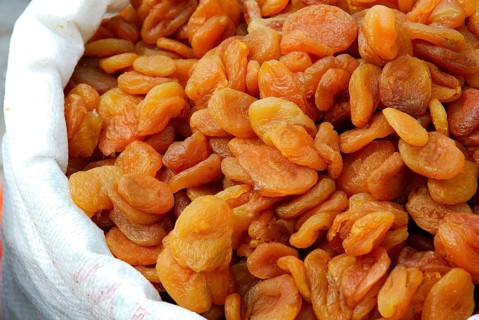 Apricots (Prunus armeniaca) dried, market, Ürgüp, Cappadocia, Turkey, Asia
