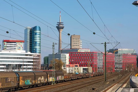 S-Bahn station, Düsseldorf-Hamm stop, Düsseldorf city centre skyline, Media Harbour, railway line