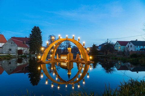 Floating candle arch in the village pond of Bärnsdorf near Moritzburg. The arch is 4.5m high,