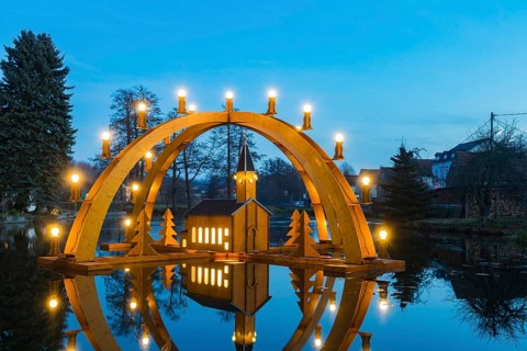 Floating candle arch in the village pond of Bärnsdorf near Moritzburg. The arch is 4.5m high,