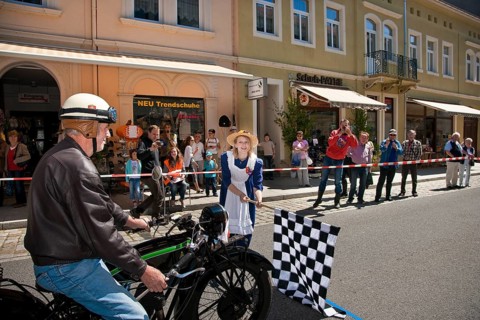 Sebnitz, town festival with classic car rally. The new flower girl Tina Häntzschel starts the