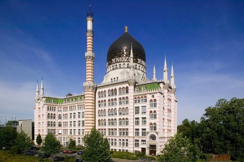 The former tobacco factory of Hugo Zeitz is now known as Yenidze. Cultural events take place under