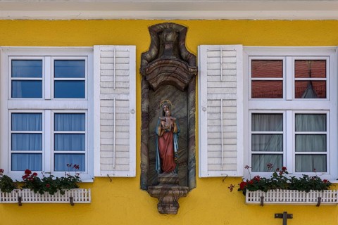 Figure of the Virgin Mary on a house façade, Nesselwang, Ostallgäu, Bavaria, Germany, Europe