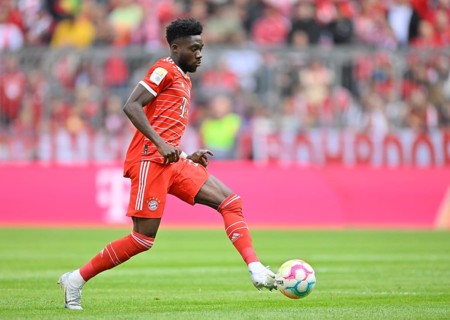 Alphonso Davies Bayern FC Munich FCB (19) on the ball, Allianz Arena, Munich, Bavaria, Germany,