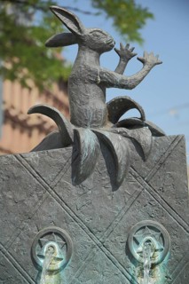 Figure with rabbit and gesture with arms at the Struwwelpeter fountain, humour, Hauptwache, city