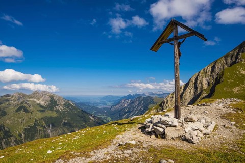 Field cross at the Rappensee, behind it the Stillachtal to Oberstdorf, Allgäu Alps, Allgäu,