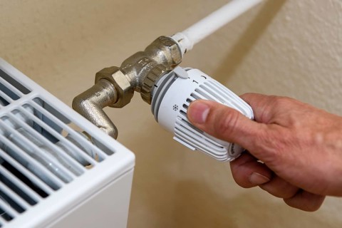 Thermostat of heating is set to low heat output level 1 for low energy consumption, setting of