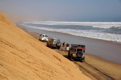 Vehicles on the Atlantic coast near Langewand, Sandwich Harbour, Namib-Naukluft Park, Namibia,