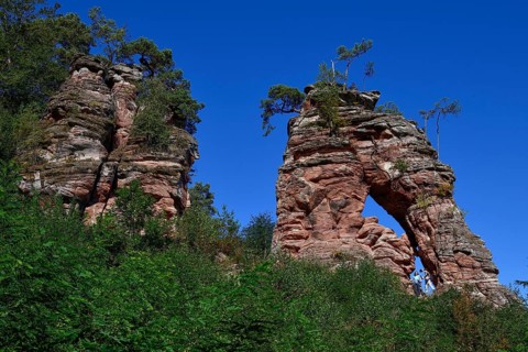 Hiker at the Schillerfelsen, red sandstone rocks on the Dahner Felsenpfad, Dahn, Südwestpfalz
