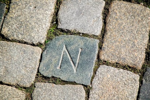 In front of the main entrance to the Hofkirche, a cobblestone is marked with an N. The cobblestone