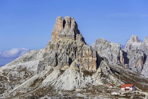 Mountain refuge Dreizinnenhütte, Rifugio Antonio Locatelli in front of the mountain Torre di