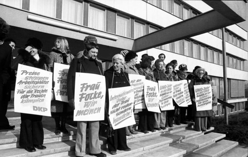 The woman's protests of the SPD, DGB and DKP against the abortion paragraph 218 on 26.2.1975 in