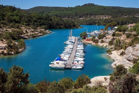 Boats in the boat harbour in Esparron-de-Verdon, Lac d Esparron, Provence-Alpes-Côte d'Azur,