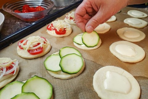 Swabian cuisine, preparation of mini dinnete, also dennete, dinnede, dennetle, hearty, salty,