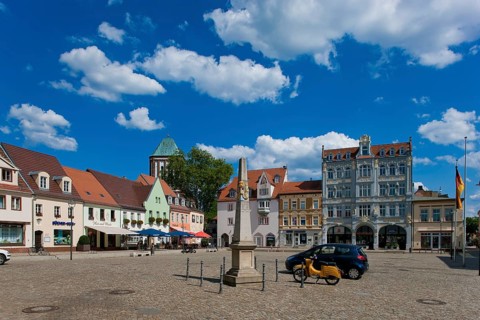 Senftenberg market square with the Electoral Saxon postal pillar