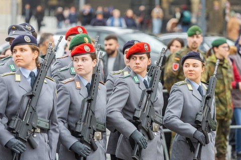 Public roll call of the Army Officers' School on Theatre Square: Bundeswehr honours and bids