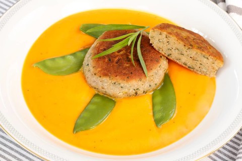 Vegetarian cuisine, walnut cakes on sugar snap peas with pumpkin sauce, sauce, vegetables, snow