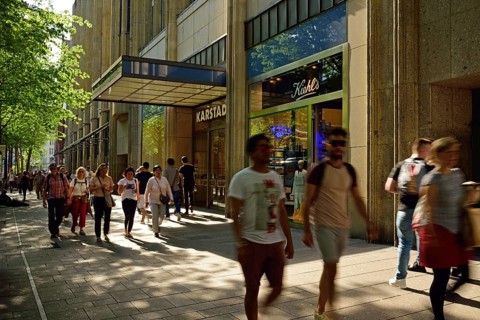 Germany, Hamburg, City, Mönckebergstraße, main shopping street, passers-by in motion, Karstadt