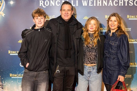 Sascha Vollmer with woman Jennifer Vollmer, daughter Manisha and son John at the premiere of the