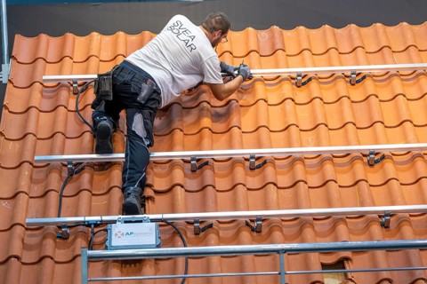 Presentation of the rapid installation of a solar system on a residential house with a pitched