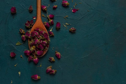 Pink Tea, Damask rose buds, wooden spoon, top view, no people
