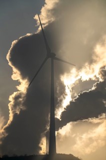 Windpark Halde Oberscholven, smoke clouds from the cooling tower and chimney of the Uniper