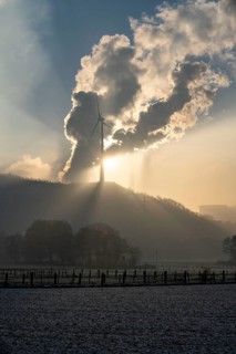 Windpark Halde Oberscholven, smoke clouds from the cooling tower and chimney of the Uniper