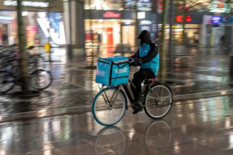 Wolt delivery service, bike couriers on the Zeil shopping street in Frankfurt am Main, waiting for